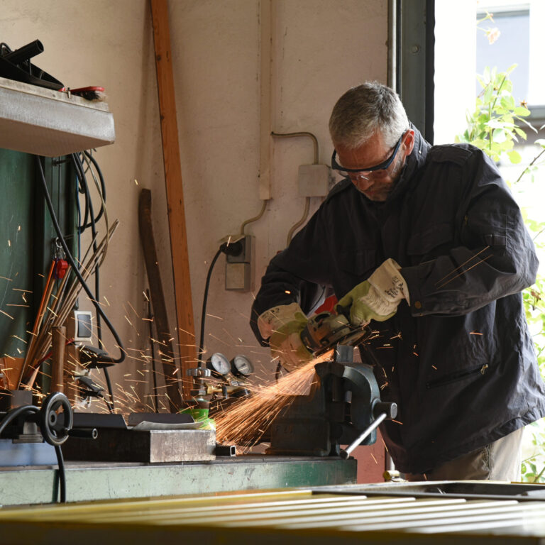 Schleifarbeiten mit Funkenschlag – Thema: Metallverarbeitung, Handwerk