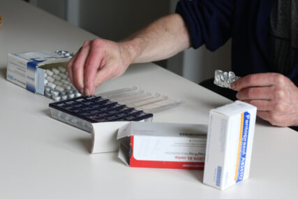 Medikamente werden in eine Medikamentenbox sortiert.