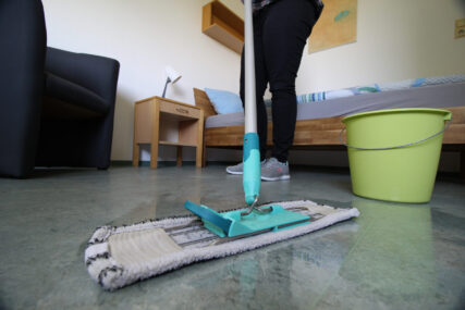 Boden wischen im Zimmer