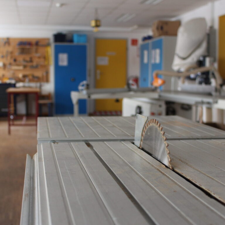 Holzwerkstatt mit Säge – Thema: Holzverarbeitung, Werkstattarbeit