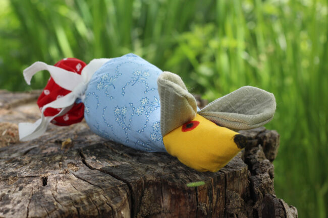 Bunte Stofftiermaus zusammengenäht aus verschiedenen Stoffen.