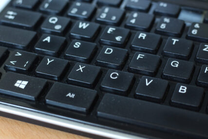 Nahaufnahme einer schwarzen Computertastatur.